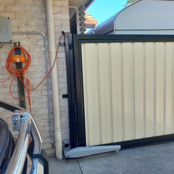 COLORBOND AUTOMATIC SWING GATE