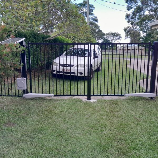 SOLAR SWING GATE BLACK FLAT TOP