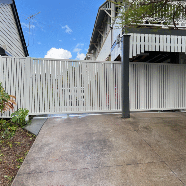 Vertical slat sliding gate