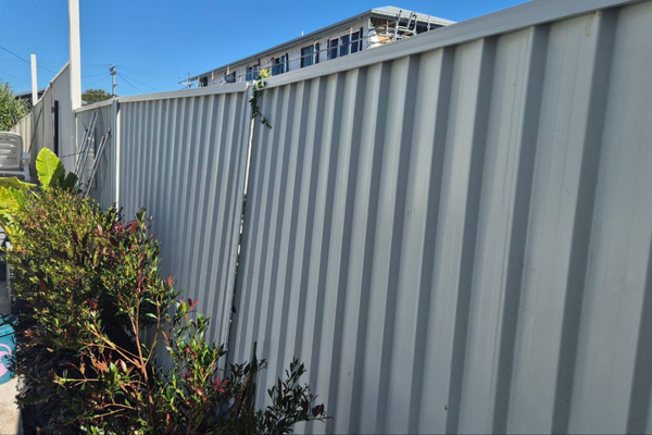 Colorbond Fence Looking Tired? Here’s When It’s Time to Replace