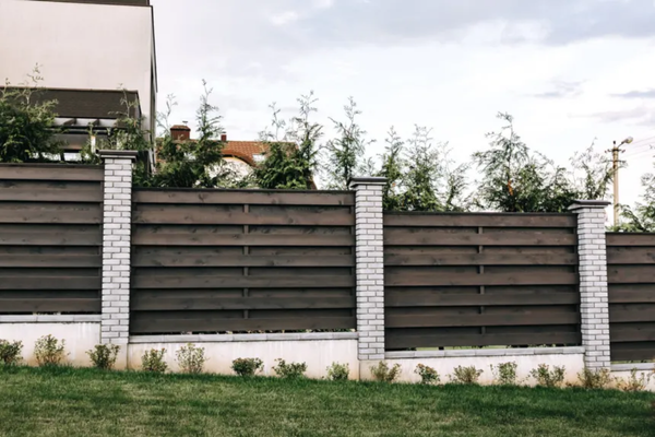 Designing Fences That Work With Retaining Walls