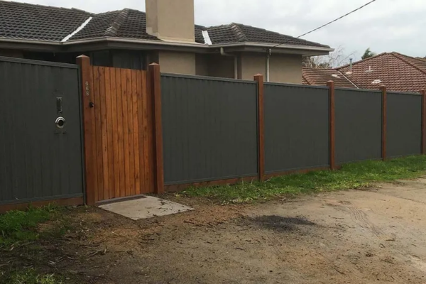 Colorbond vs Aluminium Fencing in Queensland’s Climate: Which Lasts Longer?