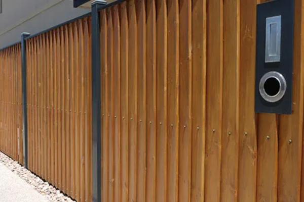 Slat Fencing vs Solid Panel Fencing: Finding the Right Balance of Privacy and Style