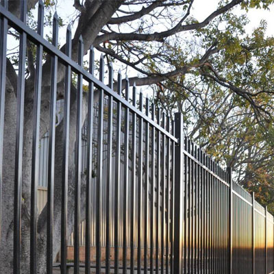 Steel palisade fence designed to resist bending and forced entry