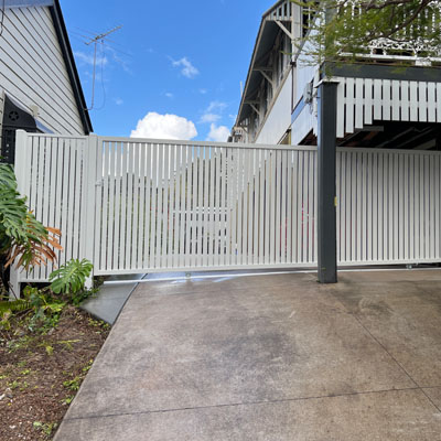 Horizontal slat fencing can be easier to clean and maintain